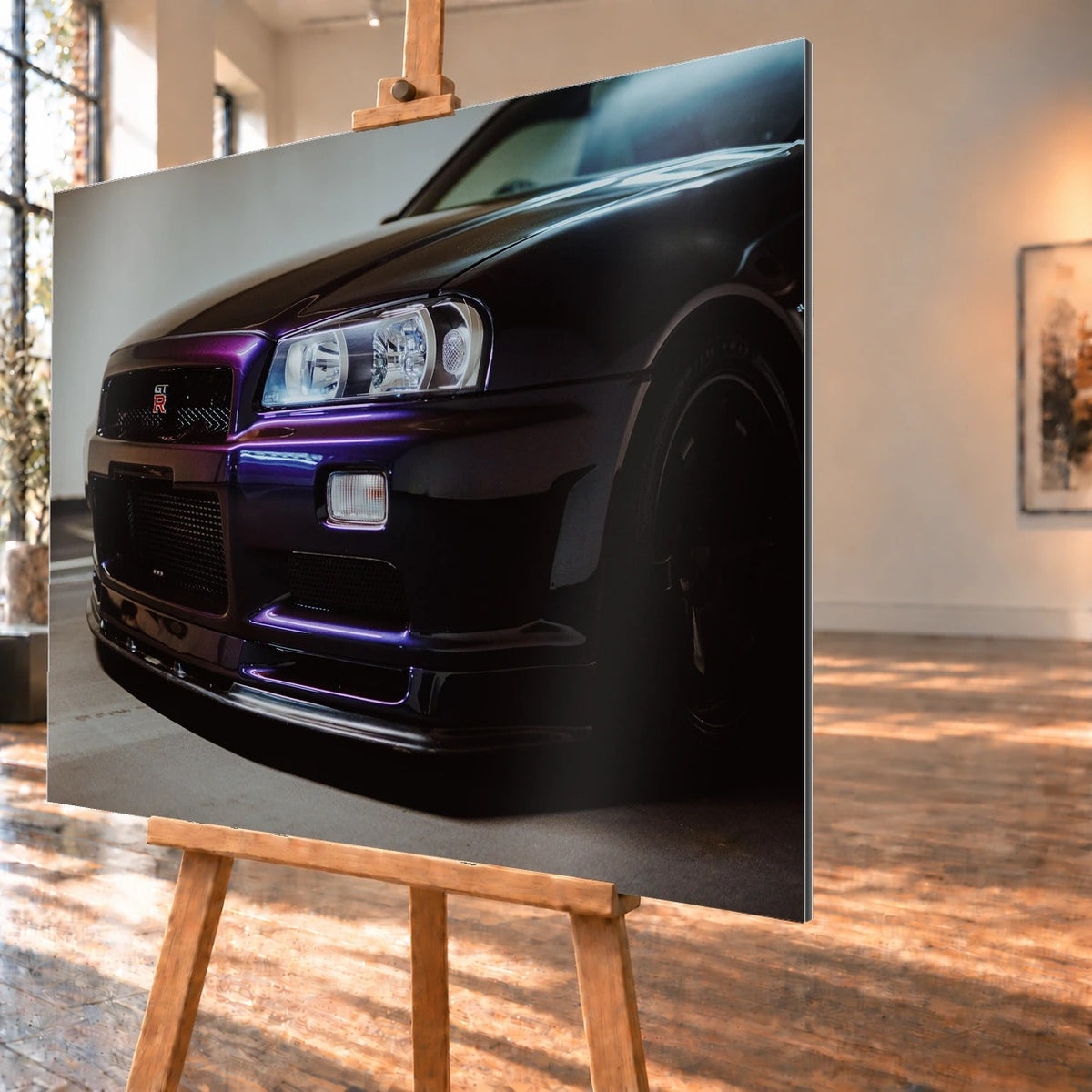 Die tiefe Nahaufnahme des Nissan Skyline R34 konzentriert sich auf Scheinwerfer, Grill und violette Frontschürze. Motiv „Skyline Motion 2“ als Alu gebürstet-Wandbild, schräg von der Seite auf einer Holzstaffelei.