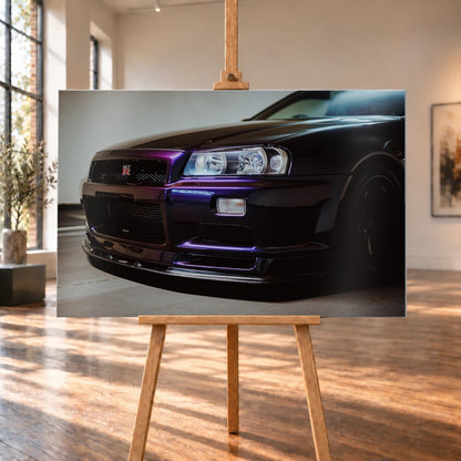 Die tiefe Nahaufnahme des Nissan Skyline R34 konzentriert sich auf Scheinwerfer, Grill und violette Frontschürze. Motiv „Skyline Motion 2“ als Alu gebürstet-Wandbild, auf einer Holzstaffelei in einem hellen Galerieraum.