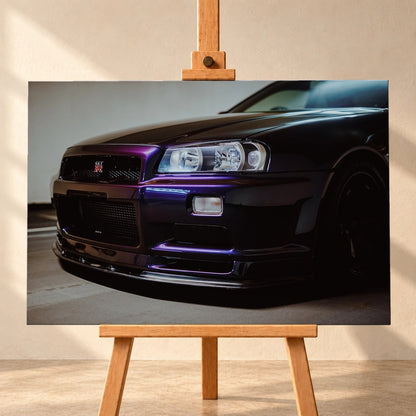 Die tiefe Nahaufnahme des Nissan Skyline R34 konzentriert sich auf Scheinwerfer, Grill und violette Frontschürze. Motiv „Skyline Motion 2“ als Leinwand-Wandbild, frontal auf einer Holzstaffelei.