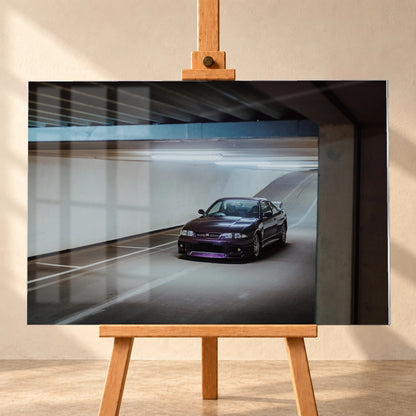 Der Nissan Skyline R33 ist schräg von vorn zwischen Betonstützen aufgenommen; violette Lackreflexe und kühles Deckenlicht bestimmen die Szene. Motiv „Skyline Motion“ als Acrylglas-Wandbild, frontal auf einer Holzstaffelei.