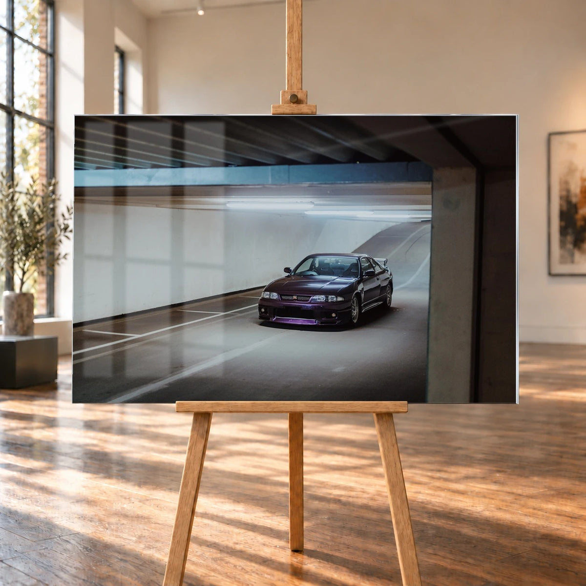 Der Nissan Skyline R33 ist schräg von vorn zwischen Betonstützen aufgenommen; violette Lackreflexe und kühles Deckenlicht bestimmen die Szene. Motiv „Skyline Motion“ als Acrylglas-Wandbild, auf einer Holzstaffelei in einem hellen Galerieraum.