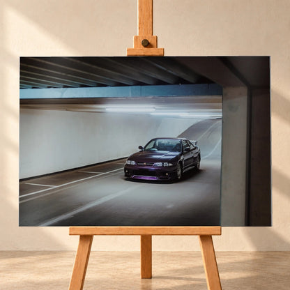 Der Nissan Skyline R33 ist schräg von vorn zwischen Betonstützen aufgenommen; violette Lackreflexe und kühles Deckenlicht bestimmen die Szene. Motiv „Skyline Motion“ als Alu gebürstet-Wandbild, frontal auf einer Holzstaffelei.