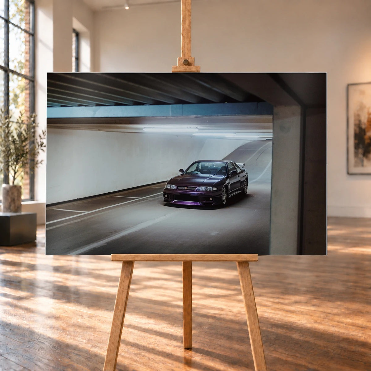 Der Nissan Skyline R33 ist schräg von vorn zwischen Betonstützen aufgenommen; violette Lackreflexe und kühles Deckenlicht bestimmen die Szene. Motiv „Skyline Motion“ als Alu gebürstet-Wandbild, auf einer Holzstaffelei in einem hellen Galerieraum.