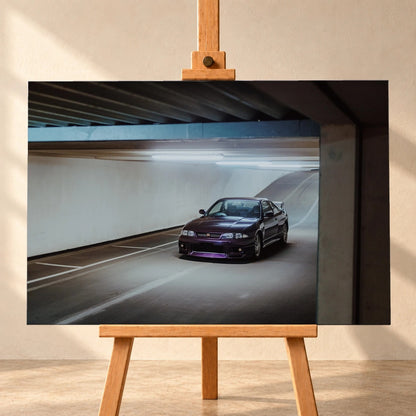 Der Nissan Skyline R33 ist schräg von vorn zwischen Betonstützen aufgenommen; violette Lackreflexe und kühles Deckenlicht bestimmen die Szene. Motiv „Skyline Motion“ als Leinwand-Wandbild, frontal auf einer Holzstaffelei.