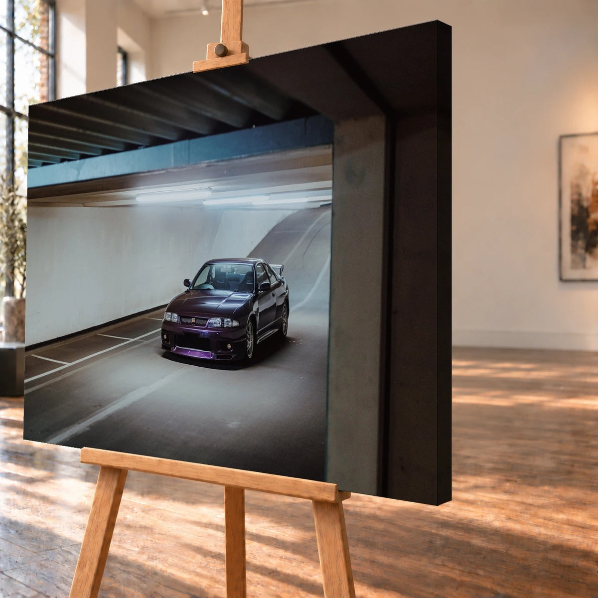 Der Nissan Skyline R33 ist schräg von vorn zwischen Betonstützen aufgenommen; violette Lackreflexe und kühles Deckenlicht bestimmen die Szene. Motiv „Skyline Motion“ als Leinwand-Wandbild, schräg von der Seite auf einer Holzstaffelei.