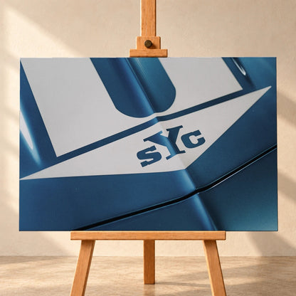 Die Nahaufnahme zeigt weiße Haubenstreifen und großen SYC-Schriftzug auf dem blauen Camaro Yenko. Motiv „Urban Light 2“ als Leinwand-Wandbild, frontal auf einer Holzstaffelei.
