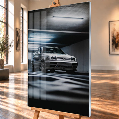 Jesses Jetta fährt frontal durch ein Parkhaus; Bewegungsunschärfe in Boden und Decke verstärkt den Eindruck von Tempo. Motiv „Road Story“ als Acrylglas-Wandbild, schräg von der Seite auf einer Holzstaffelei.