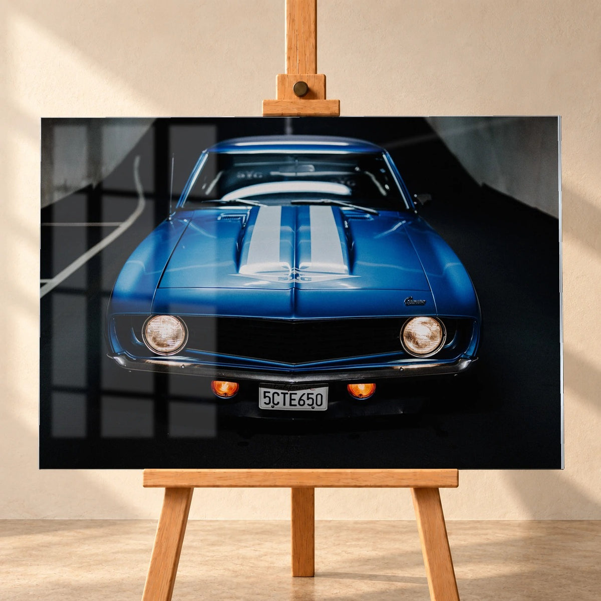 Der Camaro Yenko ist frontal und symmetrisch aufgenommen; blaue Haube, weiße Doppelstreifen und runde Scheinwerfer stehen im Mittelpunkt. Motiv „Silver Horizon 2“ als Acrylglas-Wandbild, frontal auf einer Holzstaffelei.