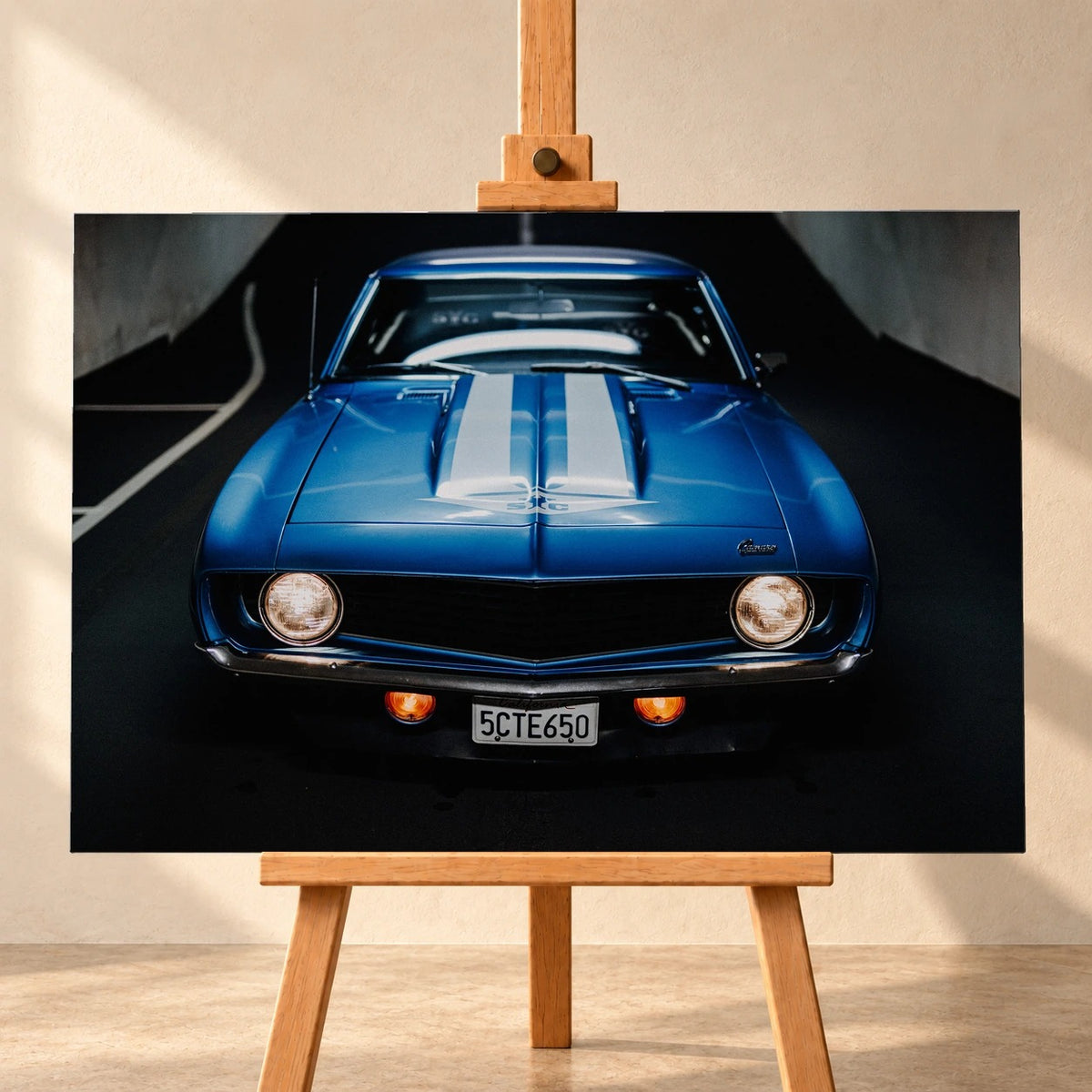 Der Camaro Yenko ist frontal und symmetrisch aufgenommen; blaue Haube, weiße Doppelstreifen und runde Scheinwerfer stehen im Mittelpunkt. Motiv „Silver Horizon 2“ als Leinwand-Wandbild, frontal auf einer Holzstaffelei.