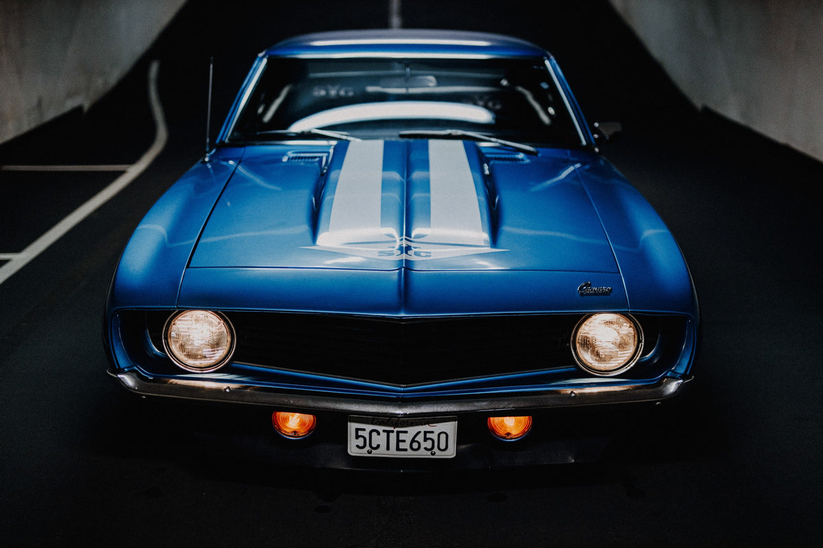 Der Camaro Yenko ist frontal und symmetrisch aufgenommen; blaue Haube, weiße Doppelstreifen und runde Scheinwerfer stehen im Mittelpunkt. Originalmotiv „Silver Horizon 2“ im Querformat.