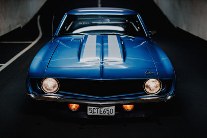 Der Camaro Yenko ist frontal und symmetrisch aufgenommen; blaue Haube, weiße Doppelstreifen und runde Scheinwerfer stehen im Mittelpunkt. Originalmotiv „Silver Horizon 2“ im Querformat.