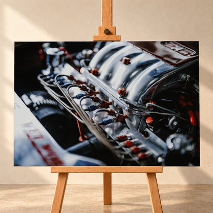 Die Motorraum-Nahaufnahme von Jesses Jetta zeigt polierte Ansaugrohre, Leitungen und rote Bauteile als dichtes technisches Muster. Motiv „Screen Moment“ als Leinwand-Wandbild, frontal auf einer Holzstaffelei.