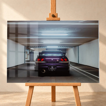 Der Nissan Skyline R33 steht mittig von hinten in einer leeren Parkhausachse; seine vier Rundlichter leuchten vor kühlem Beton. Motiv „Midnight Depth 2“ als Acrylglas-Wandbild, frontal auf einer Holzstaffelei.