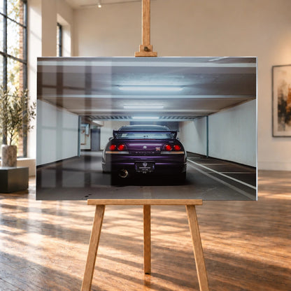 Der Nissan Skyline R33 steht mittig von hinten in einer leeren Parkhausachse; seine vier Rundlichter leuchten vor kühlem Beton. Motiv „Midnight Depth 2“ als Acrylglas-Wandbild, auf einer Holzstaffelei in einem hellen Galerieraum.