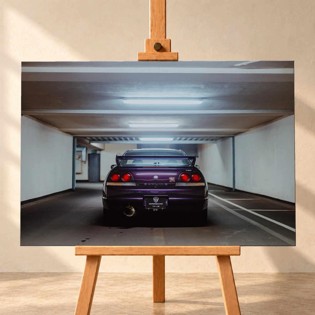 Der Nissan Skyline R33 steht mittig von hinten in einer leeren Parkhausachse; seine vier Rundlichter leuchten vor kühlem Beton. Motiv „Midnight Depth 2“ als Leinwand-Wandbild, frontal auf einer Holzstaffelei.