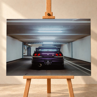 Der Nissan Skyline R33 steht mittig von hinten in einer leeren Parkhausachse; seine vier Rundlichter leuchten vor kühlem Beton. Motiv „Midnight Depth 2“ als Leinwand-Wandbild, frontal auf einer Holzstaffelei.