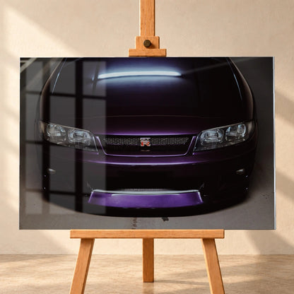 Eine enge Frontalansicht zeigt Grill, GT-R-Emblem und den violetten Frontsplitter des Nissan Skyline R33 vor dunklem Parkhausboden. Motiv „Midnight Rhythm“ als Acrylglas-Wandbild, frontal auf einer Holzstaffelei.