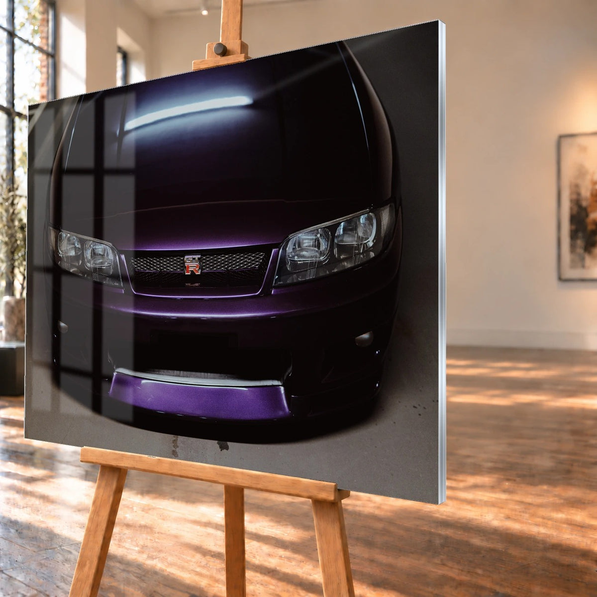 Eine enge Frontalansicht zeigt Grill, GT-R-Emblem und den violetten Frontsplitter des Nissan Skyline R33 vor dunklem Parkhausboden. Motiv „Midnight Rhythm“ als Acrylglas-Wandbild, schräg von der Seite auf einer Holzstaffelei.