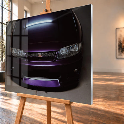 Eine enge Frontalansicht zeigt Grill, GT-R-Emblem und den violetten Frontsplitter des Nissan Skyline R33 vor dunklem Parkhausboden. Motiv „Midnight Rhythm“ als Acrylglas-Wandbild, schräg von der Seite auf einer Holzstaffelei.