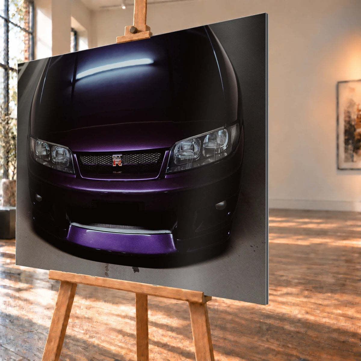 Eine enge Frontalansicht zeigt Grill, GT-R-Emblem und den violetten Frontsplitter des Nissan Skyline R33 vor dunklem Parkhausboden. Motiv „Midnight Rhythm“ als Alu gebürstet-Wandbild, schräg von der Seite auf einer Holzstaffelei.