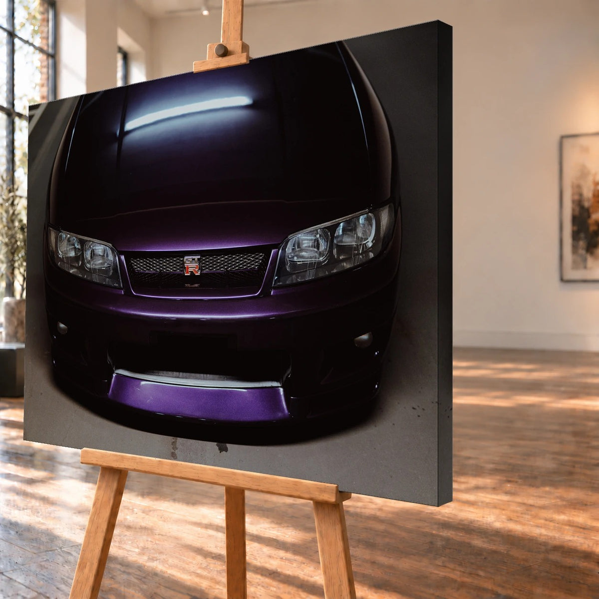 Eine enge Frontalansicht zeigt Grill, GT-R-Emblem und den violetten Frontsplitter des Nissan Skyline R33 vor dunklem Parkhausboden. Motiv „Midnight Rhythm“ als Leinwand-Wandbild, schräg von der Seite auf einer Holzstaffelei.