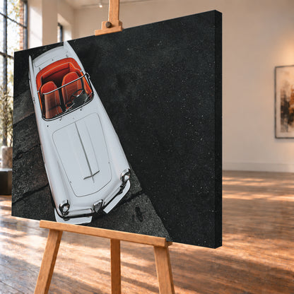 Heller Alfa Romeo 2000 Touring Spider in steiler Aufsicht, diagonal auf dunklem Asphalt; sichtbar sind das offene rot-orange Cockpit, Lenkrad, Windschutzscheibe, lange Motorhaube, runde Frontleuchten und Chromdetails; Visualisierung als Leinwand-Wandbild, schräg von der Seite auf einer Holzstaffelei.