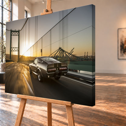 Dunkelgrauer Ford Mustang Fastback in Heck-Dreiviertelansicht auf einer Hängebrücke; goldenes Gegenlicht spiegelt sich auf der Fahrbahn, rechts sind Wasser und Hafenkräne zu sehen; Visualisierung als Leinwand-Wandbild, schräg von der Seite auf einer Holzstaffelei.