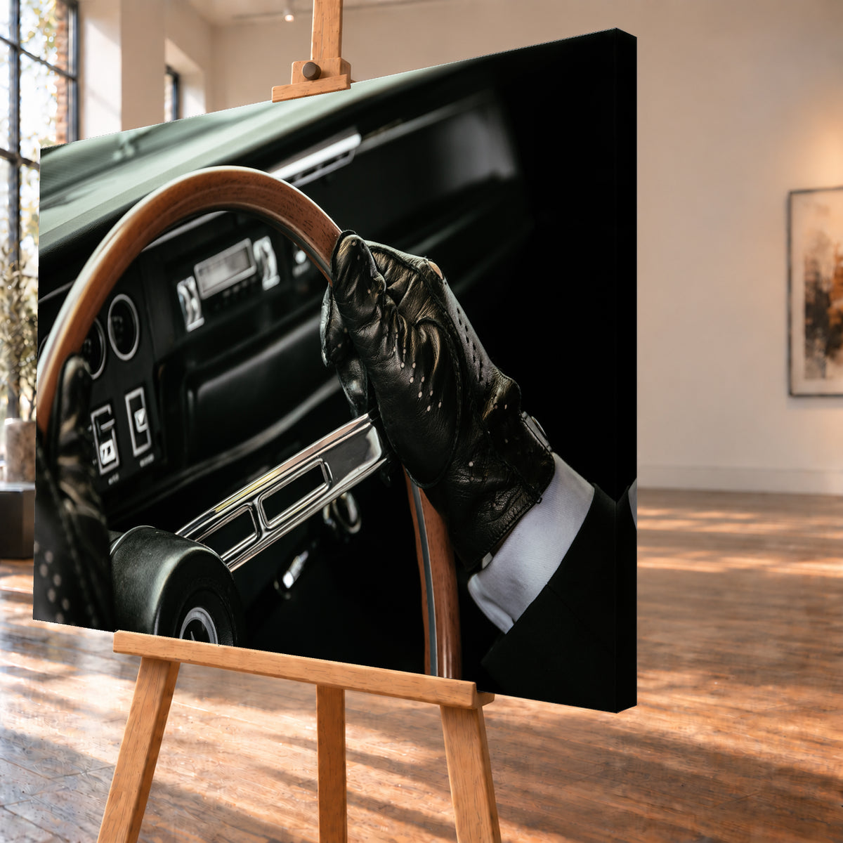 Nahaufnahme eines dunklen Fahrzeugcockpits: Eine Hand in schwarzem, perforiertem Handschuh greift ein braunes, holzfarbenes Lenkrad. Rundinstrumente, Radio und Armaturenbrett liegen unscharf im Hintergrund; seitliches Licht hebt Handschuh, Lenkradkranz und metallisch glänzende Speiche hervor; Visualisierung als Leinwand-Wandbild, schräg von der Seite auf einer Holzstaffelei.