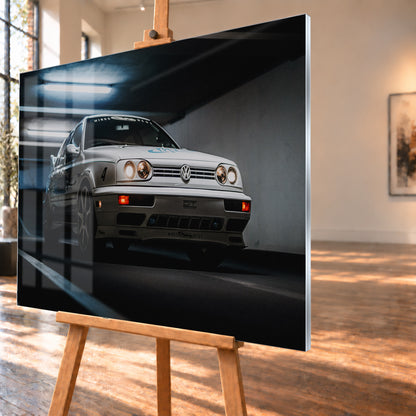 Hellsilberner Volkswagen Jetta mit eingeschalteten Scheinwerfern, grafischen Beklebungen und Nummer 4 in niedriger Front-Dreiviertelansicht auf einer Rampe in einer dunkel und blau beleuchteten Parkgarage; Visualisierung als Acrylglas-Wandbild, schräg von der Seite auf einer Holzstaffelei.