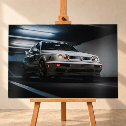 Hellsilberner Volkswagen Jetta mit eingeschalteten Scheinwerfern, grafischen Beklebungen und Nummer 4 in niedriger Front-Dreiviertelansicht auf einer Rampe in einer dunkel und blau beleuchteten Parkgarage; Visualisierung als Alu gebürstet-Wandbild, frontal auf einer Holzstaffelei.