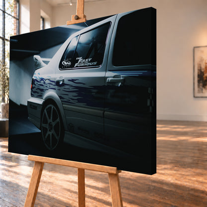 Nahaufnahme der hinteren Seitenpartie eines hellen VW Jetta mit blau-violetter Flammengrafik, großem Rad und Heckflügel. Im dunklen Seitenfenster steht „The Fast and the Furious“; kühles Licht fällt auf Wand und Boden; Visualisierung als Leinwand-Wandbild, schräg von der Seite auf einer Holzstaffelei.