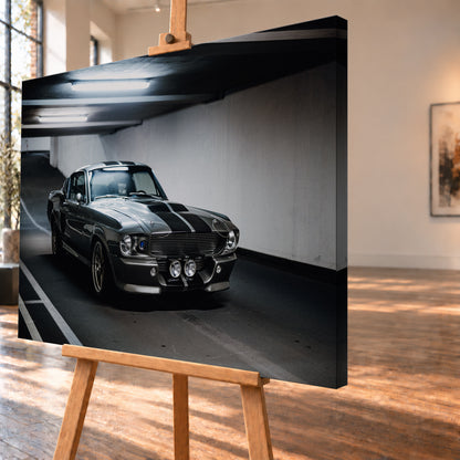 Eleanor mit dunkler Karosserie in frontaler Dreiviertelansicht in einer Beton-Parkgarage; sichtbar sind Längsstreifen, Rundscheinwerfer, zwei zentrale Zusatzleuchten, Fahrbahnmarkierungen und helle Deckenröhren; Visualisierung als Leinwand-Wandbild, schräg von der Seite auf einer Holzstaffelei.