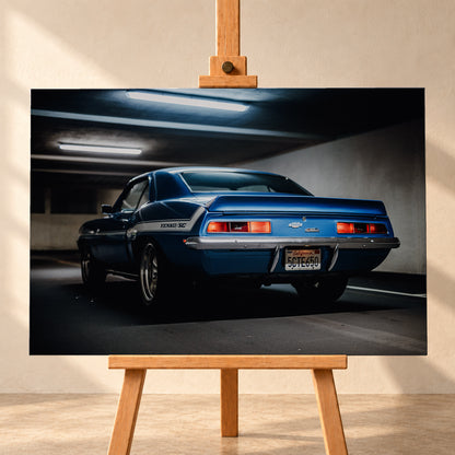 Blauer Chevrolet Camaro Yenko in tiefer Heck-Dreiviertelansicht in einer dunklen Parkgarage; rote Rücklichter, Heckspoiler, YENKO/SC-Seitenstreifen und kühle Deckenleuchten sind sichtbar; Visualisierung als Leinwand-Wandbild, frontal auf einer Holzstaffelei.