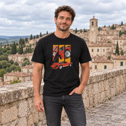 Mann im schwarzen T-Shirt mit rot-orangem Coyote-X-Motiv auf der Vorderseite, eine Hand in der Hosentasche, vor einer Altstadtmauer.