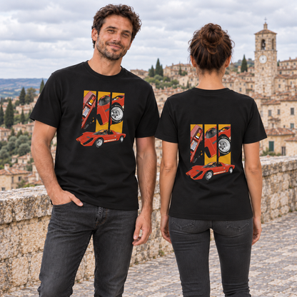 Mann von vorn und Frau von hinten in schwarzen T-Shirts; Coyote-X-Front- und Rückenmotiv sind an der Steinmauer sichtbar.