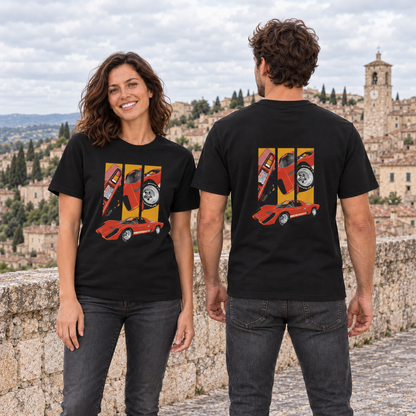 Frau von vorn und Mann von hinten in schwarzen T-Shirts mit Coyote-X-Motiv, vor Steinmauer und Altstadthäusern.