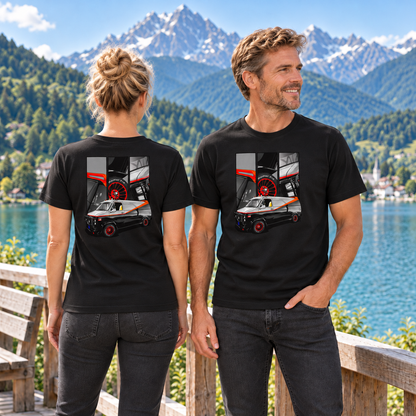 Mann von vorn und Frau von hinten in schwarzen T-Shirts mit A-Team-Vandura-Motiven, an einem Holzgeländer vor einem Bergsee.