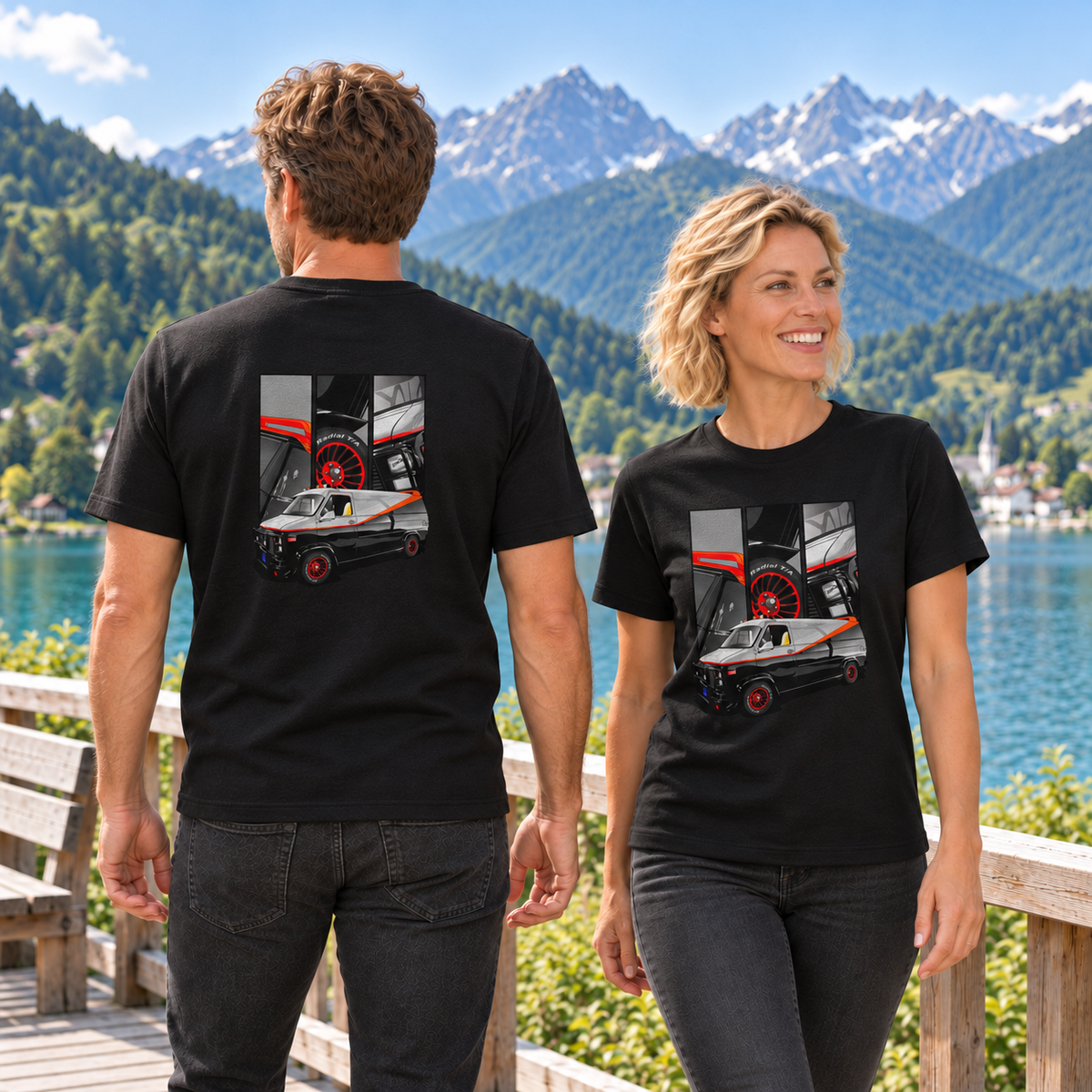 Frau von vorn und Mann von hinten in schwarzen T-Shirts mit A-Team-Vandura-Motiven, an einem Holzgeländer vor einem Bergsee.
