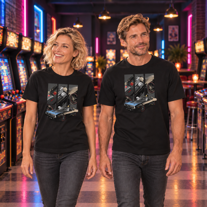 Mann und Frau in schwarzen T-Shirts mit Cuda-FF-Motiven vorn, zwischen beleuchteten Arcade-Automaten in einer Spielhalle.
