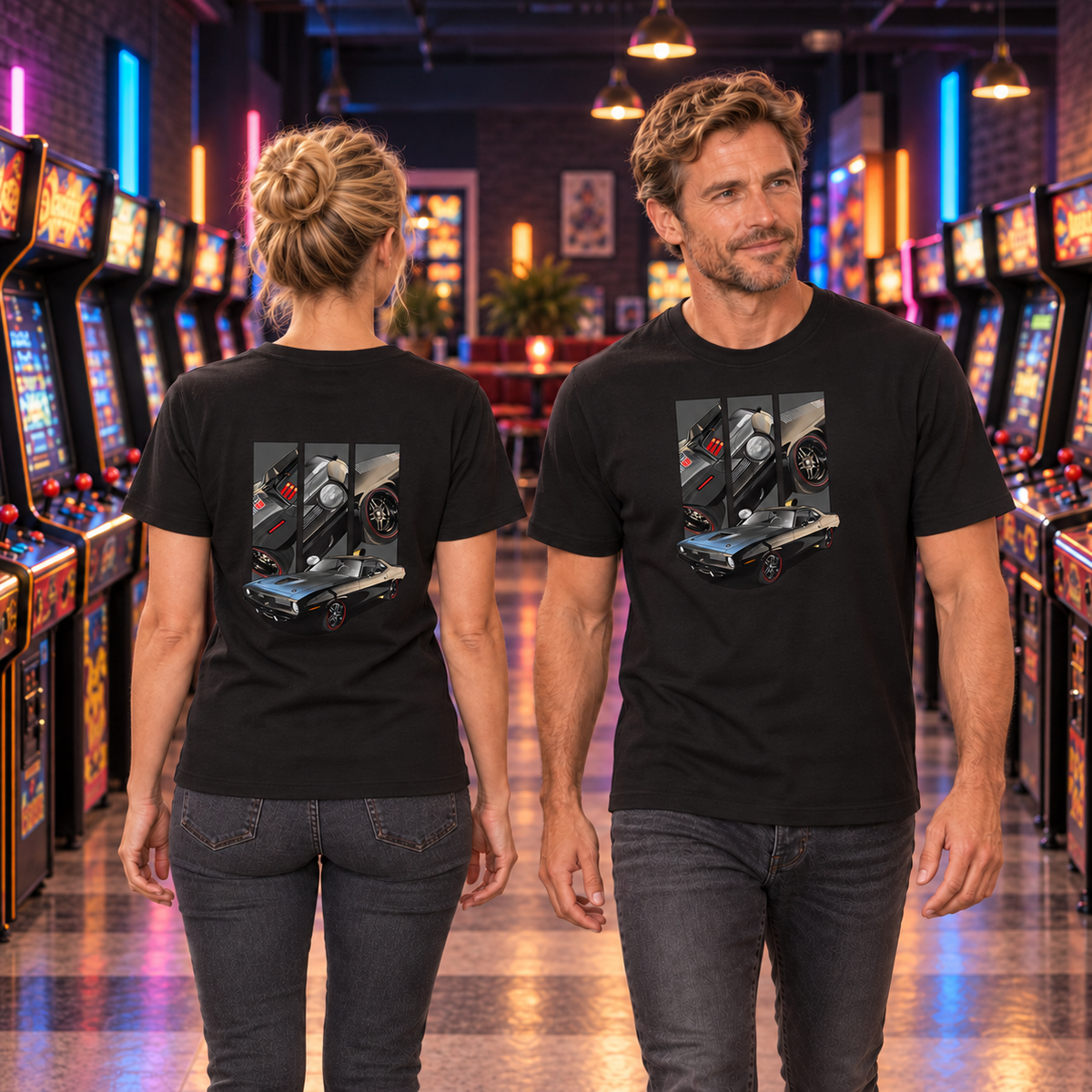 Mann von vorn und Frau von hinten in schwarzen T-Shirts mit Cuda-FF-Motiven, zwischen beleuchteten Arcade-Automaten in einer Spielhalle.