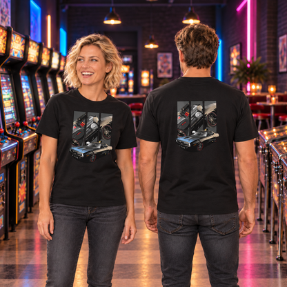 Frau von vorn und Mann von hinten in schwarzen T-Shirts mit Cuda-FF-Motiven, zwischen beleuchteten Arcade-Automaten in einer Spielhalle.