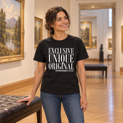 Eine Frau steht in einer Bildergalerie, legt eine Hand auf eine Sitzbank und blickt seitlich; schwarzes T-Shirt mit weißem Schriftmotiv vorne.