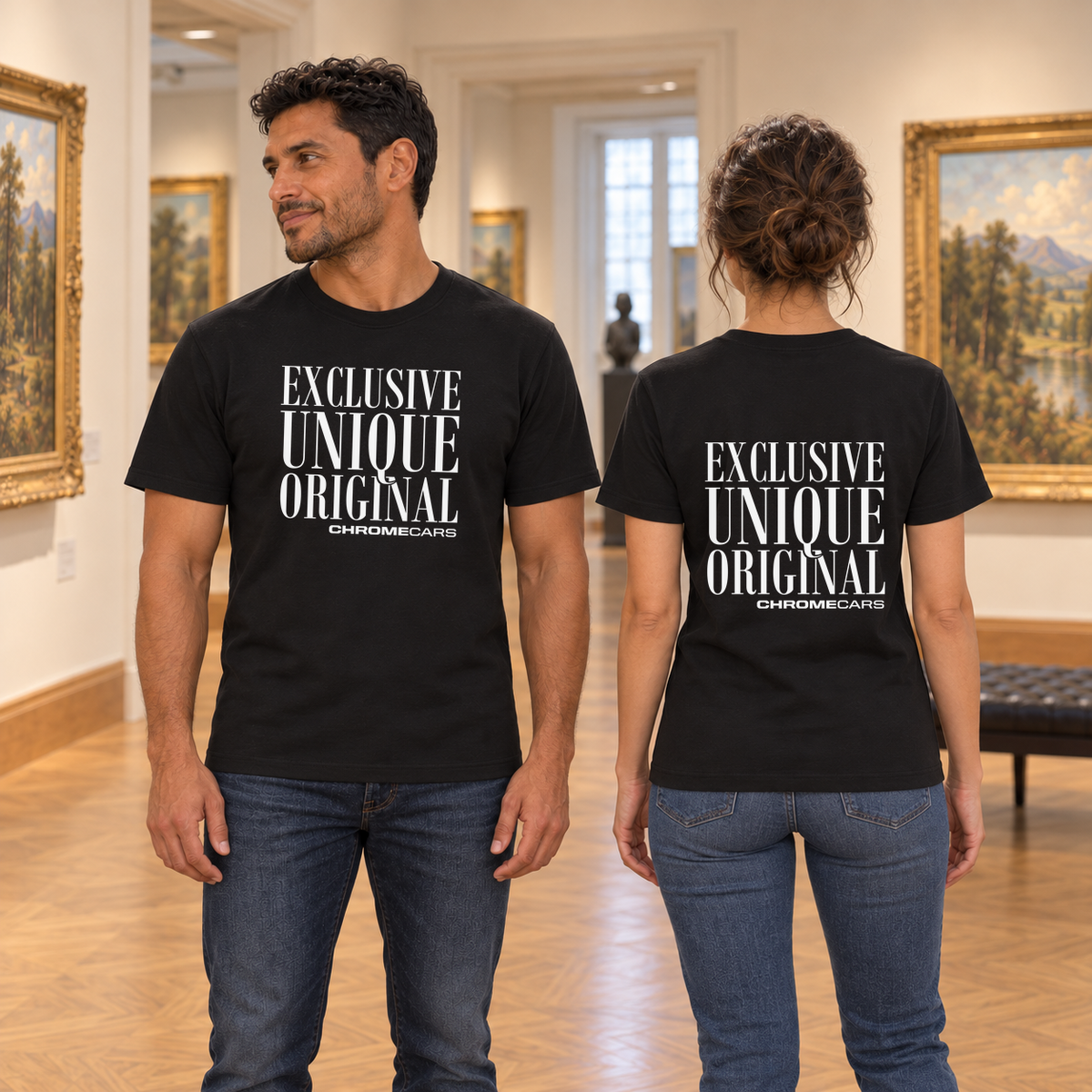 Zwei Personen stehen in einer Bildergalerie in schwarzen T-Shirts; weißes Schriftmotiv beim Mann vorne und bei der abgewandt stehenden Frau hinten.