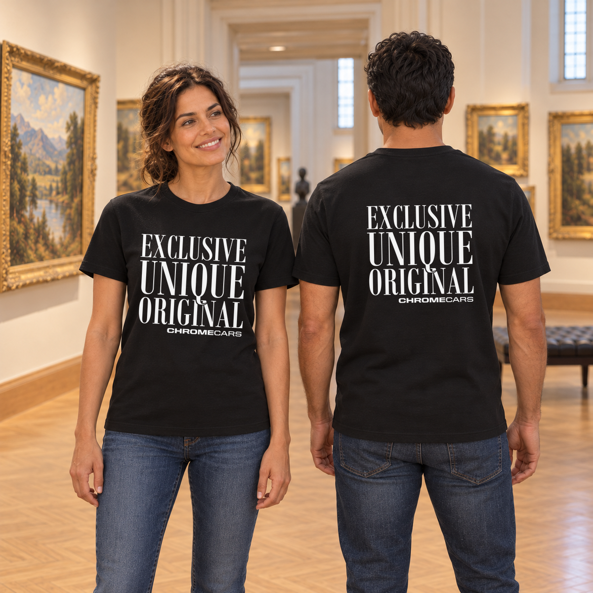 Zwei Personen stehen in einer Bildergalerie in schwarzen T-Shirts; die Frau blickt zum Mann, weißes Schriftmotiv bei ihr vorne und bei ihm hinten.