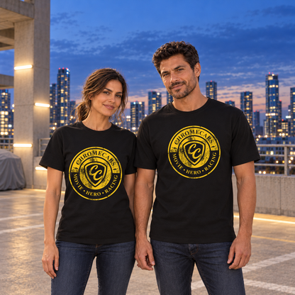 Zwei Personen, eine Frau links und ein Mann rechts, stehen frontal nebeneinander in schwarzen T-Shirts mit gelbem Used Logo vorne auf einem Parkdeck zur blauen Stunde.