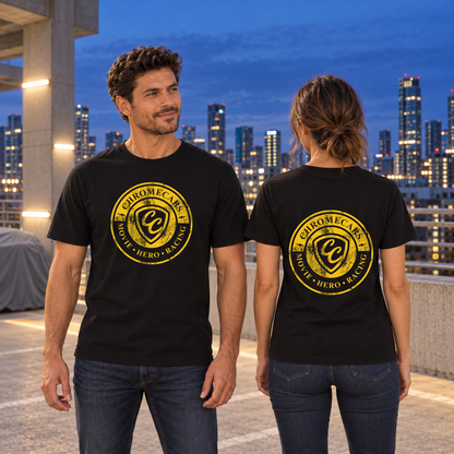 Zwei Personen in schwarzen T-Shirts auf einem Parkdeck zur blauen Stunde: Ein Mann links steht frontal, eine Frau rechts mit dem Rücken zur Kamera; gelbes Used Logo jeweils vorne beziehungsweise hinten.
