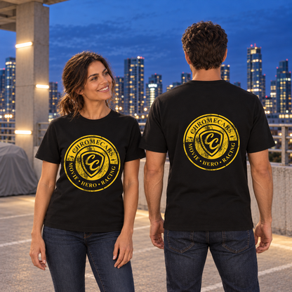 Zwei Personen in schwarzen T-Shirts auf einem Parkdeck zur blauen Stunde: Eine Frau links blickt lächelnd zum Mann rechts in Rückenansicht; gelbes Used Logo bei ihr vorne und bei ihm hinten.