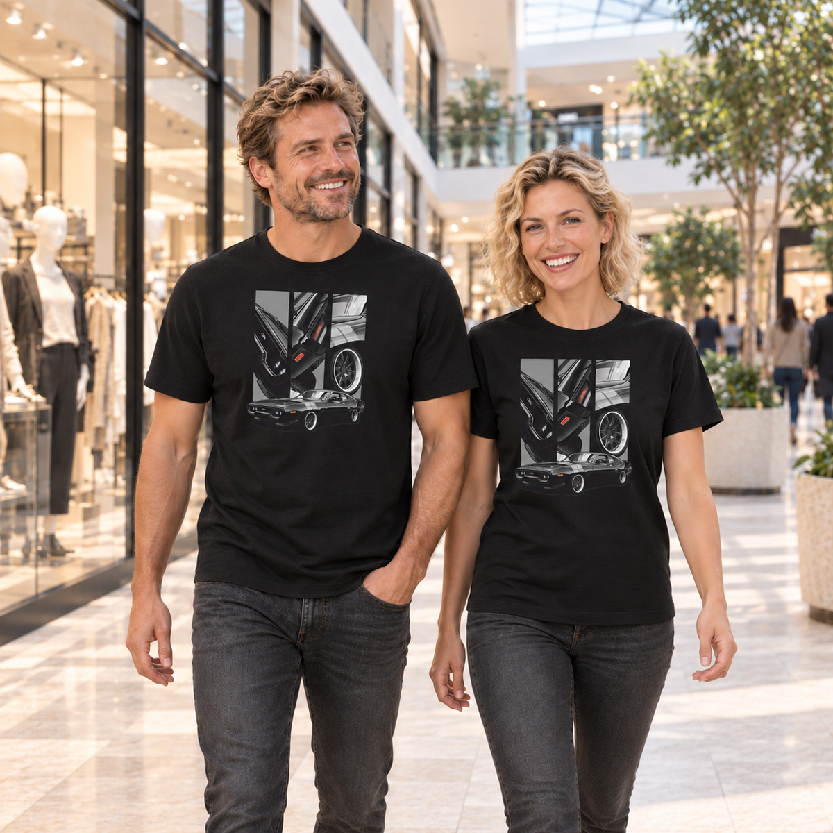 Mann und Frau in schwarzen T-Shirts mit GTX-Motiven vorn, in einer Einkaufspassage mit Schaufenstern.