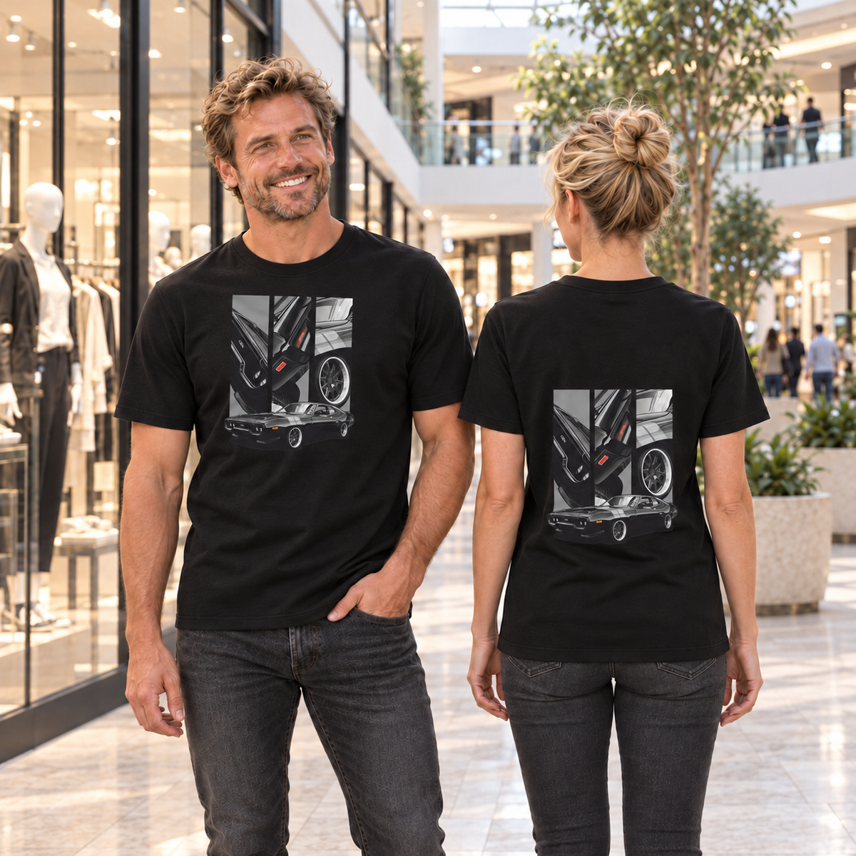 Mann von vorn und Frau von hinten in schwarzen T-Shirts mit GTX-Motiven, in einer Einkaufspassage mit Schaufenstern.
