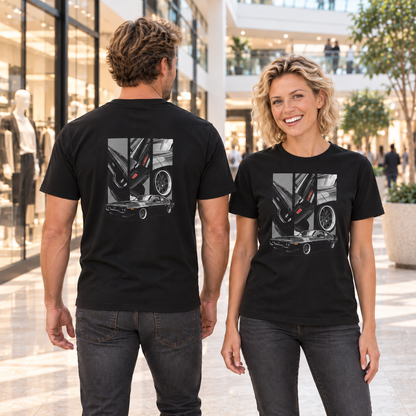 Frau von vorn und Mann von hinten in schwarzen T-Shirts mit GTX-Motiven, in einer Einkaufspassage mit Schaufenstern.
